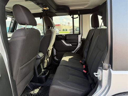Used 2018 Jeep Wrangler Unlimited Rubicon w/ Cold Weather Group AWD/4WD image 11