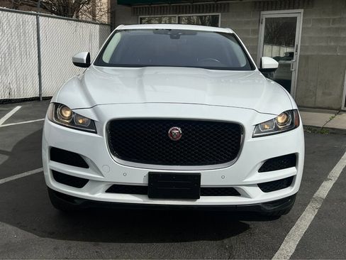 Used 2019 Jaguar F-PACE image 2