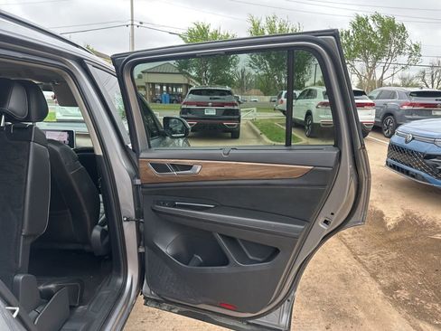 Used 2024 Volkswagen Atlas SE w/ Black Wheel Package image 17