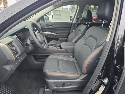 New 2025 Nissan Pathfinder Platinum image 12