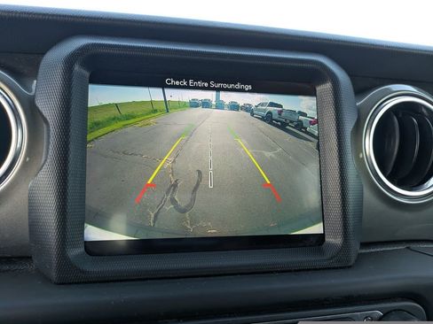 Used 2018 Jeep Wrangler Unlimited Sahara AWD/4WD image 19
