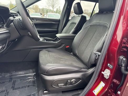 New 2026 Jeep Grand Cherokee Altitude image 9