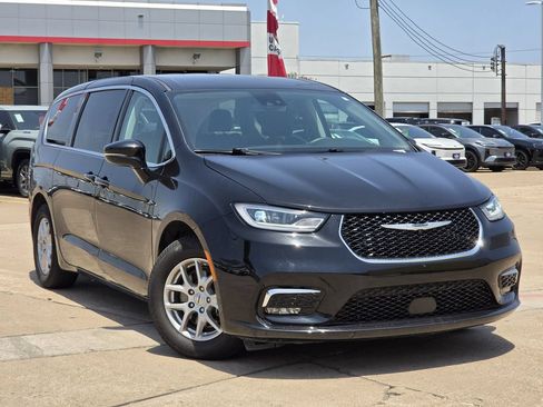 Used 2024 Chrysler Pacifica Touring-L FWD image 2