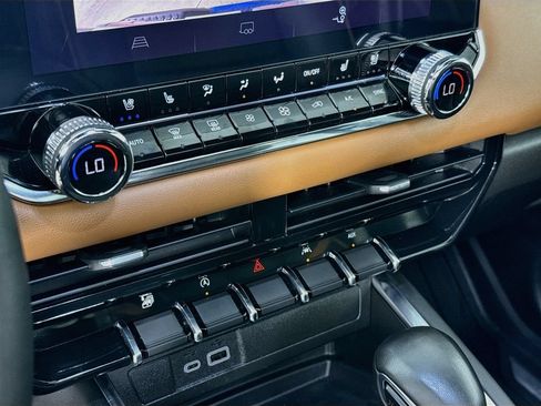 Certified 2023 GMC Canyon AT4 w/ AT4 Premium Package AWD/4WD image 18
