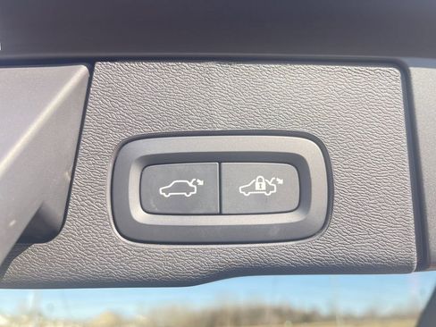 Used 2025 Volvo XC60 B5 Plus image 16