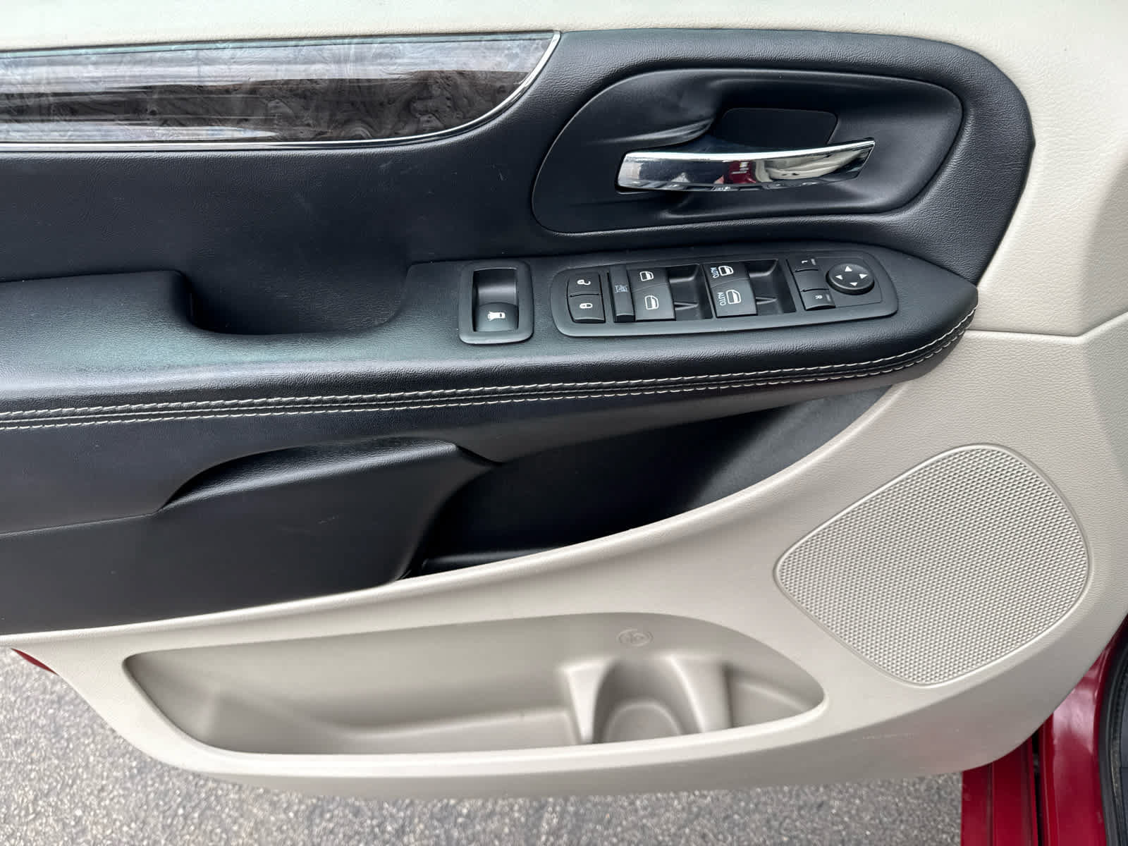 Used 2015 Chrysler Town & Country Touring-L w/ Driver Convenience Group FWD image 10