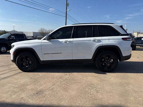 Used 2023 Jeep Grand Cherokee Altitude image 4