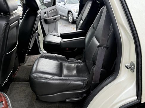 Used 2010 Cadillac Escalade Luxury image 18