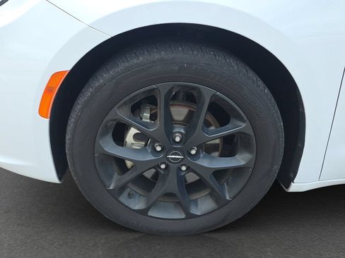 Used 2025 Chrysler Pacifica Limited FWD image 4