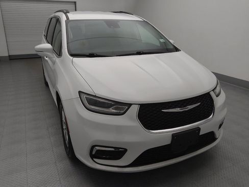Used 2022 Chrysler Pacifica Touring-L image 14