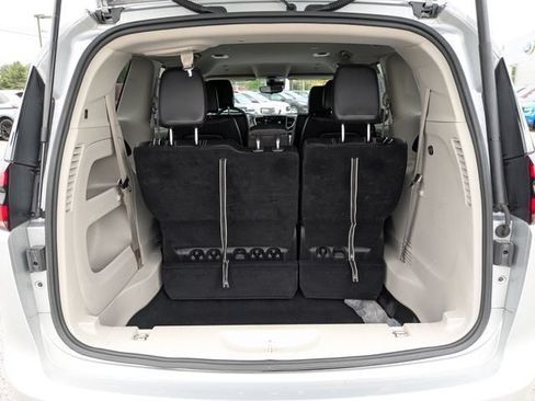 Used 2024 Chrysler Pacifica Touring-L FWD image 19