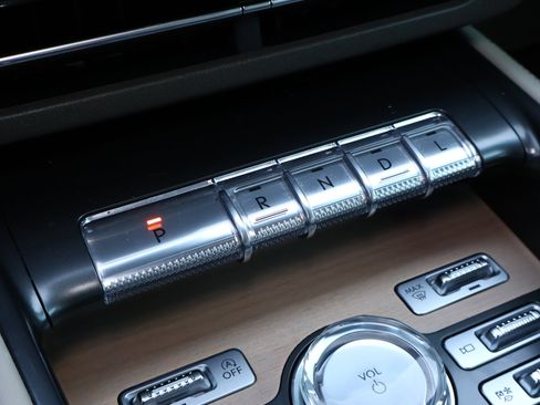 Used 2024 Lincoln Nautilus Reserve AWD/4WD image 17