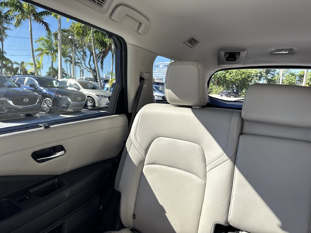 Used 2022 Nissan Pathfinder SL w/ SL Black Package AWD/4WD image 17