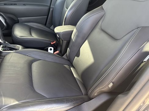 Used 2023 Jeep Renegade Limited image 24