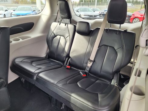 Used 2023 Chrysler Pacifica Touring-L image 13