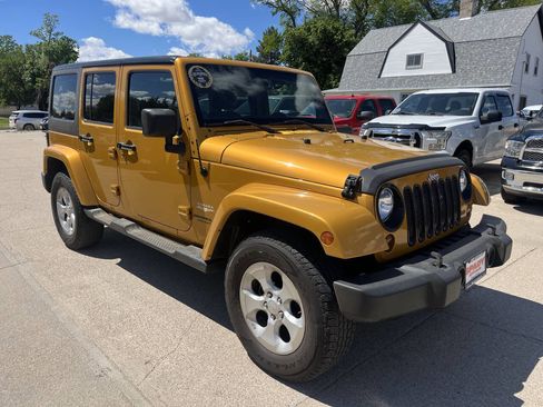 Used 2014 Jeep Wrangler Unlimited Sahara w/ Max Tow Package image 7