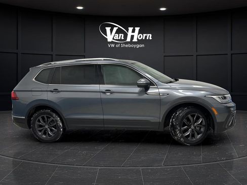 Used 2023 Volkswagen Tiguan SE w/ Panoramic Sunroof Package image 2