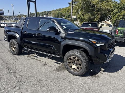 Used 2025 Toyota Tacoma Trailhunter image 1