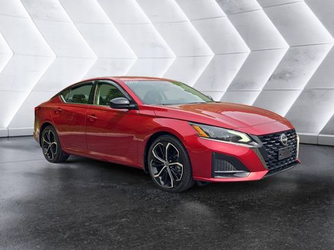 Used 2023 Nissan Altima 2.5 SR w/ SR Premium Package FWD image 7