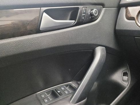 Used 2015 Volkswagen Passat 1.8T SEL Premium image 27