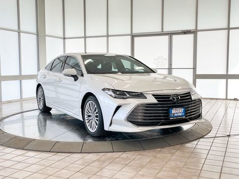 Used 2021 Toyota Avalon Limited image 2