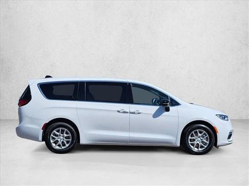 New 2026 Chrysler Pacifica Select FWD image 5