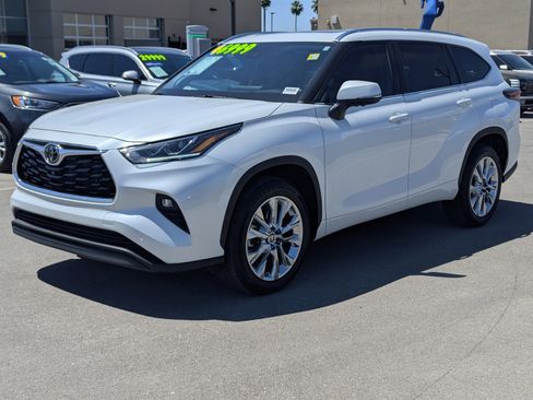 Used 2024 Toyota Highlander Limited FWD image 5