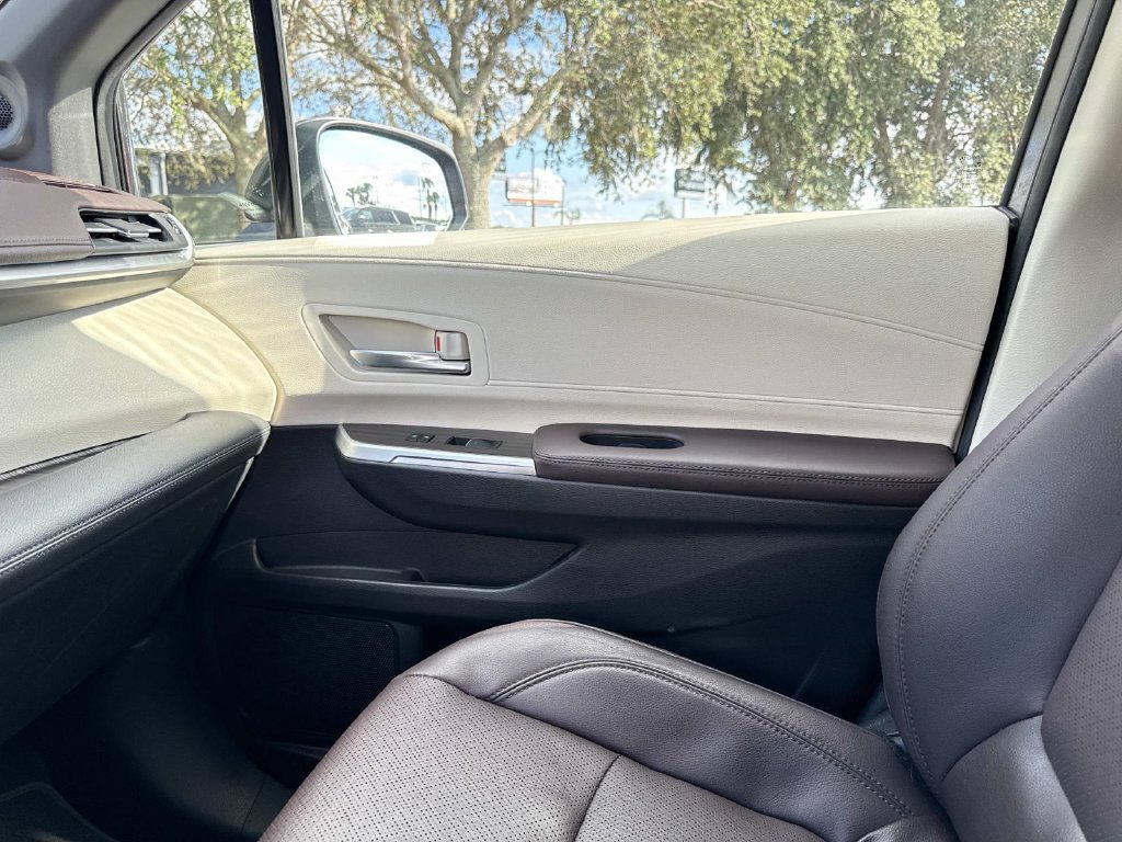 Used 2023 Toyota Sienna Platinum AWD/4WD image 34