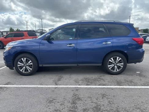 Used 2018 Nissan Pathfinder SV image 2