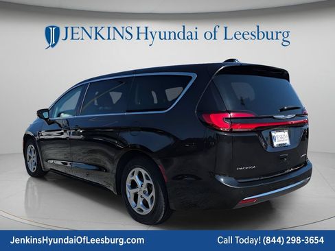 Used 2024 Chrysler Pacifica Limited FWD image 6