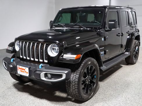 Used 2022 Jeep Wrangler Unlimited Sahara AWD/4WD image 30