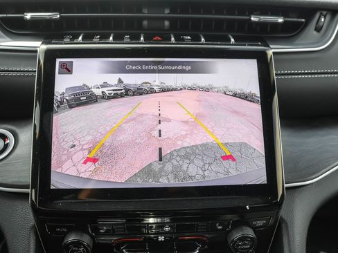 New 2025 Jeep Grand Cherokee Limited image 18