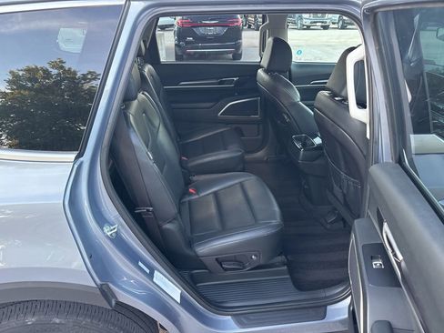 Used 2025 Kia Telluride S FWD image 11
