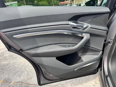 Used 2021 Audi e-tron Premium Plus w/ Premium Plus Package image 18