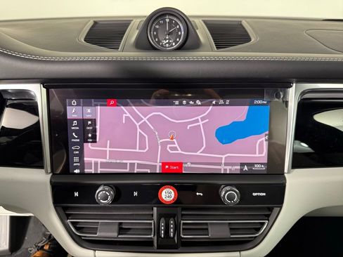 Certified 2025 Porsche Macan image 32