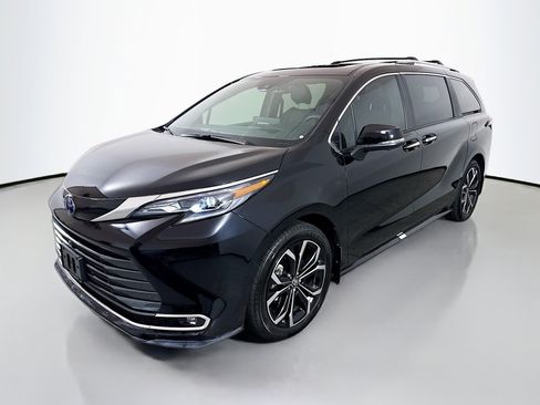 Used 2025 Toyota Sienna Platinum FWD image 3