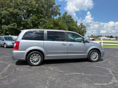 Used 2015 Chrysler Town & Country Touring-L w/ Driver Convenience Group FWD image 14