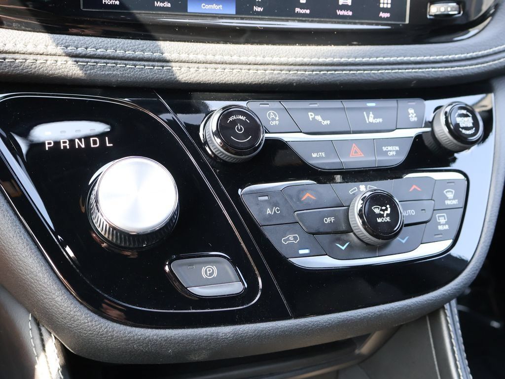 Used 2025 Chrysler Pacifica Limited FWD image 36
