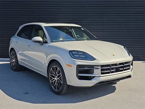 Certified 2025 Porsche Cayenne Base image 9