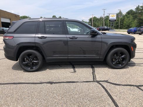 Used 2023 Jeep Grand Cherokee Altitude AWD/4WD image 2