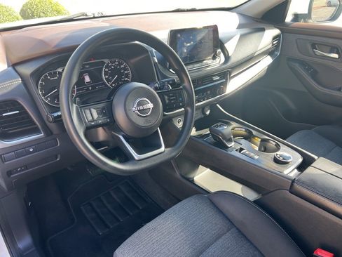 Used 2022 Nissan Rogue SV image 4