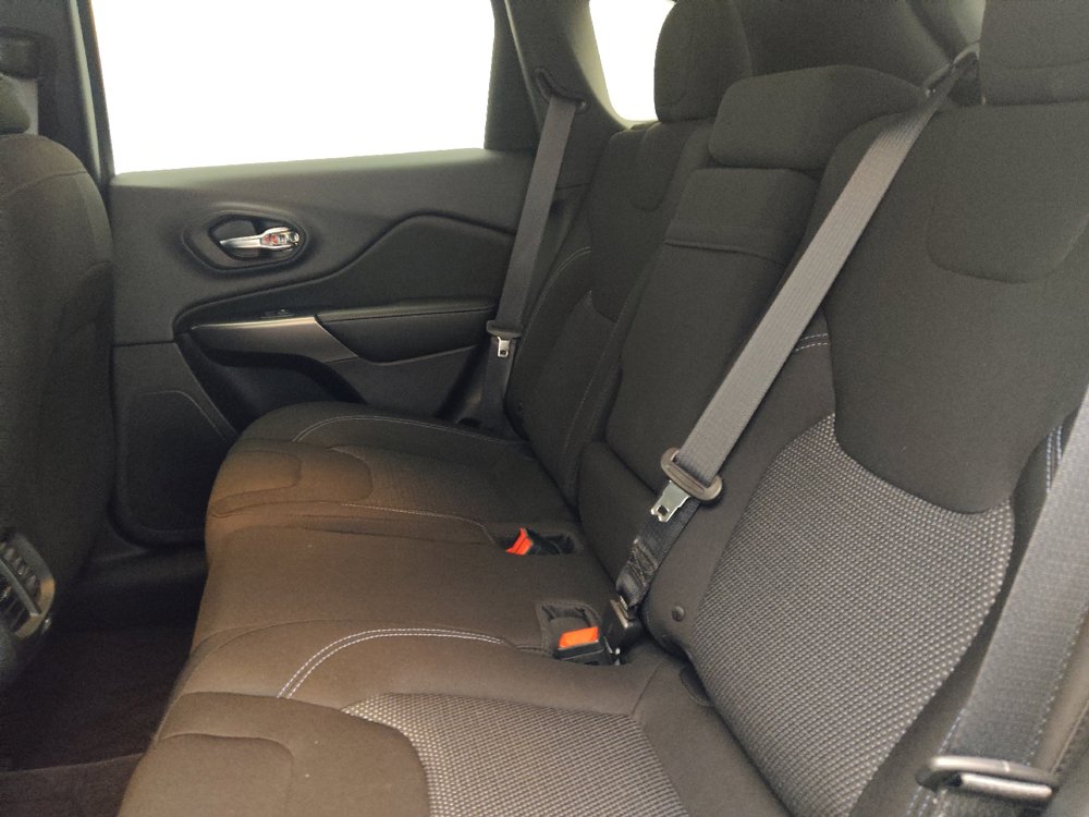 Used 2019 Jeep Cherokee Latitude w/ Popular Appearance Group AWD/4WD image 18