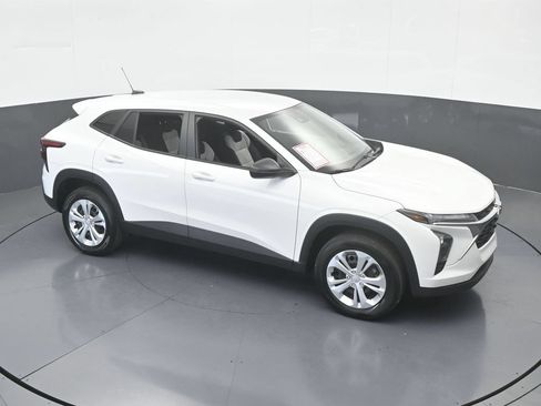 Used 2025 Chevrolet Trax LS FWD image 45