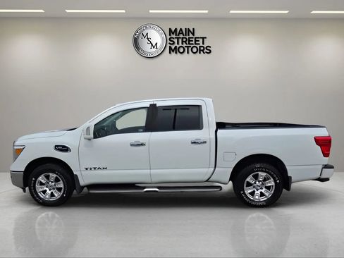 Used 2017 Nissan Titan SV image 2