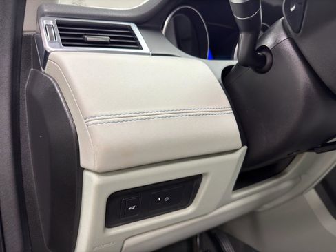 Used 2016 Land Rover Discovery Sport SE image 16