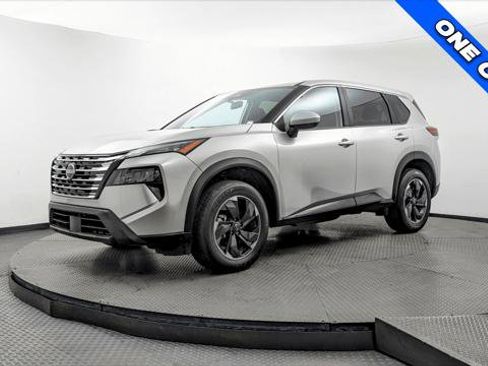 Used 2025 Nissan Rogue SV image 2