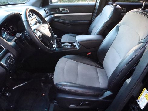 Used 2017 Ford Explorer XLT image 6