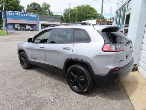 Used 2019 Jeep Cherokee Latitude Plus AWD/4WD image 7