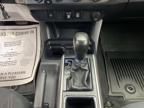 Used 2019 Toyota Tacoma SR5 AWD/4WD image 17