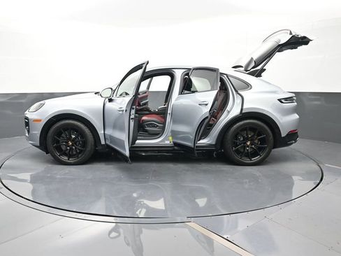 Certified 2025 Porsche Cayenne GTS image 31